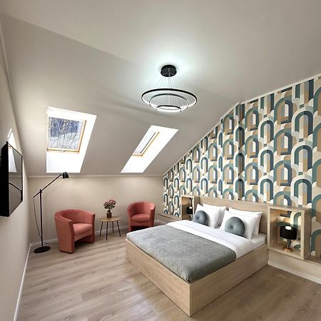 Modern Apartment In The City Center Лвив Екстериор снимка