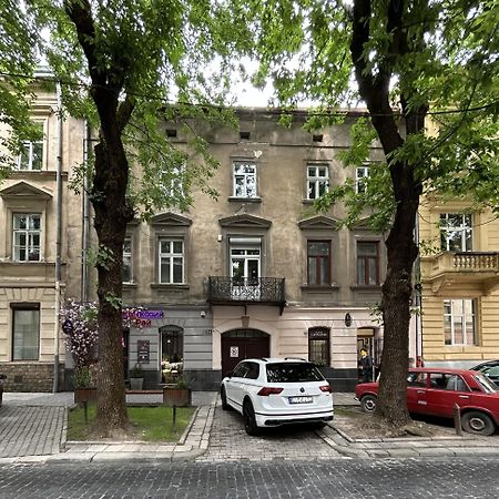 Modern Apartment In The City Center Лвив Екстериор снимка