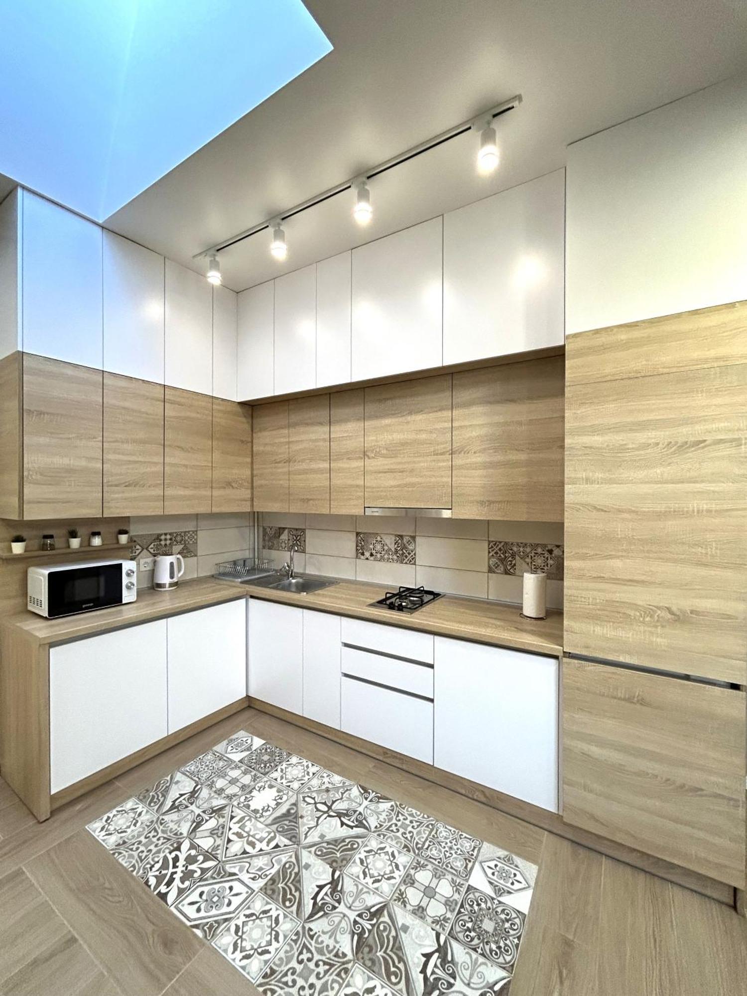 Modern Apartment In The City Center Лвив Екстериор снимка