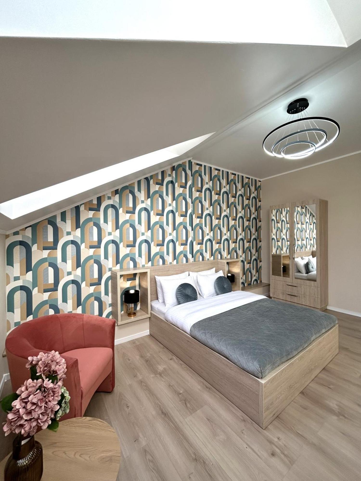 Modern Apartment In The City Center Лвив Екстериор снимка