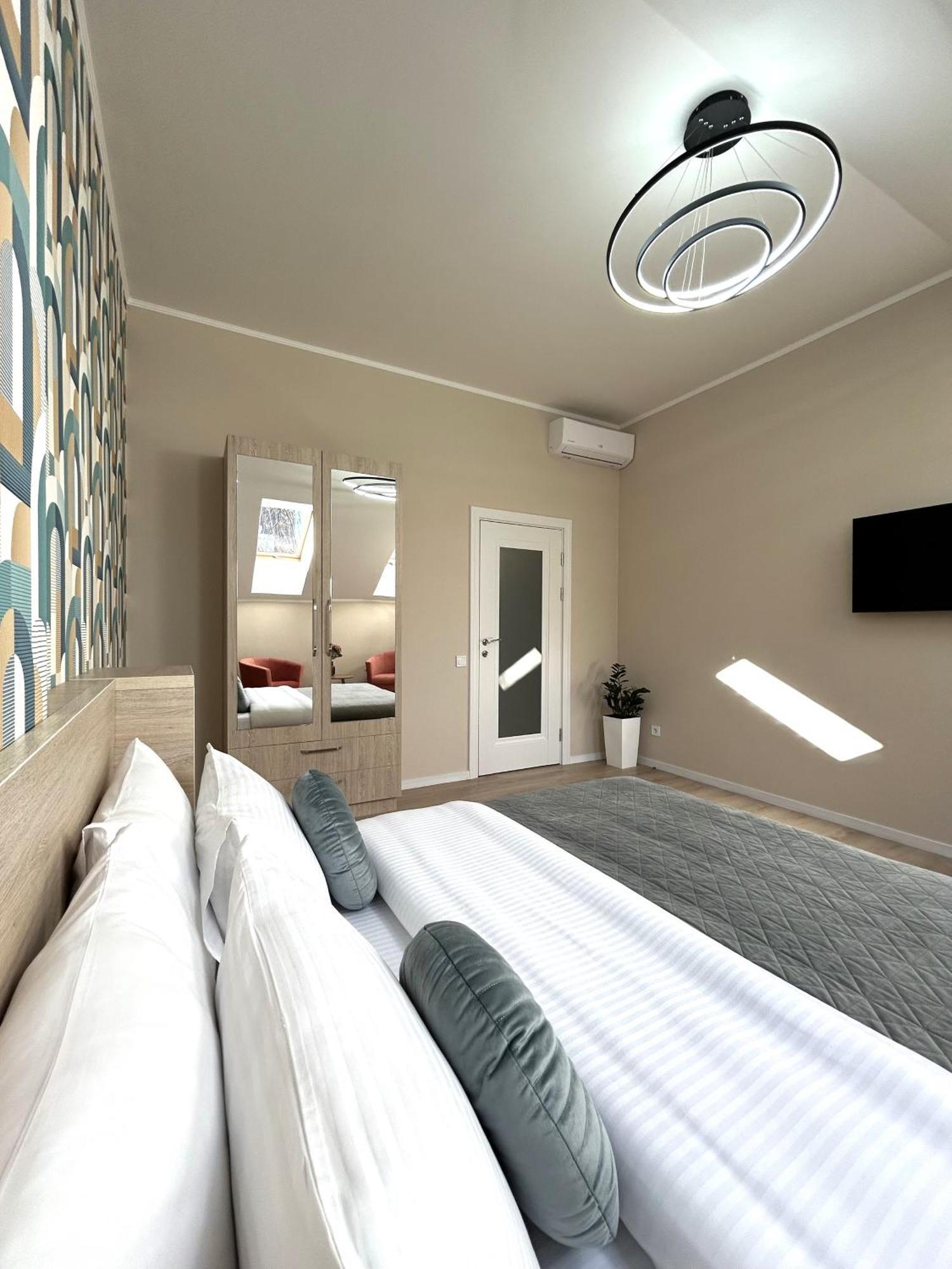 Modern Apartment In The City Center Лвив Екстериор снимка