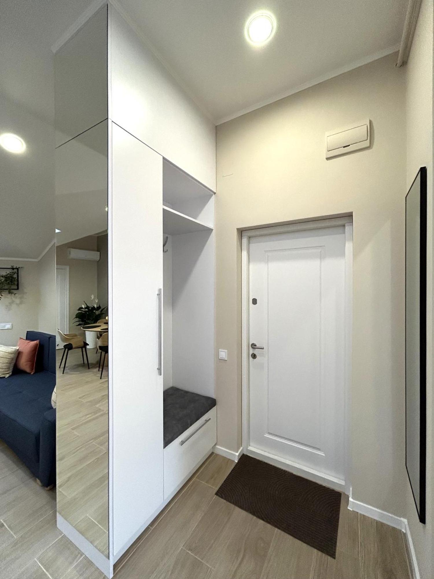 Modern Apartment In The City Center Лвив Екстериор снимка