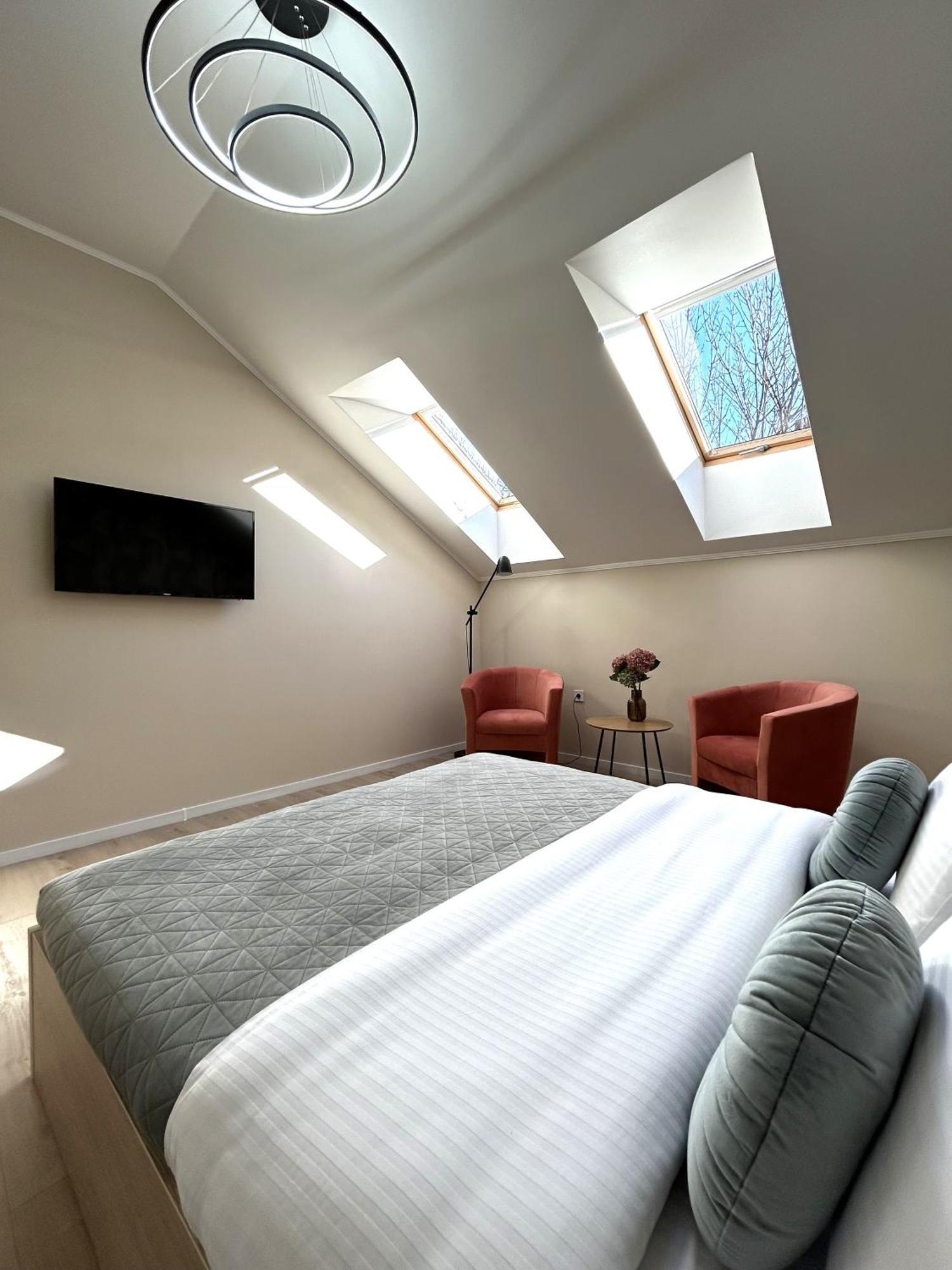 Modern Apartment In The City Center Лвив Екстериор снимка