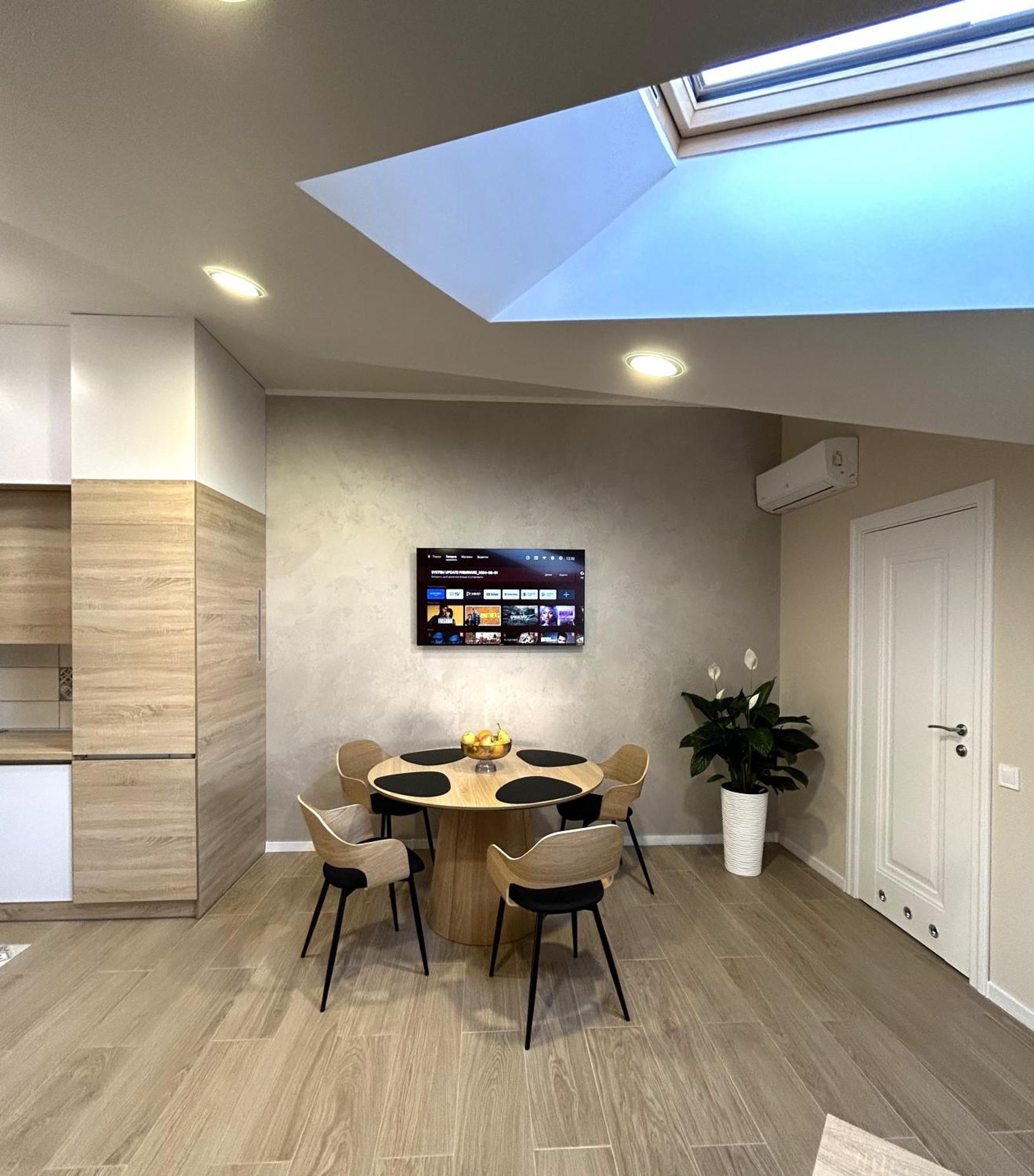 Modern Apartment In The City Center Лвив Екстериор снимка