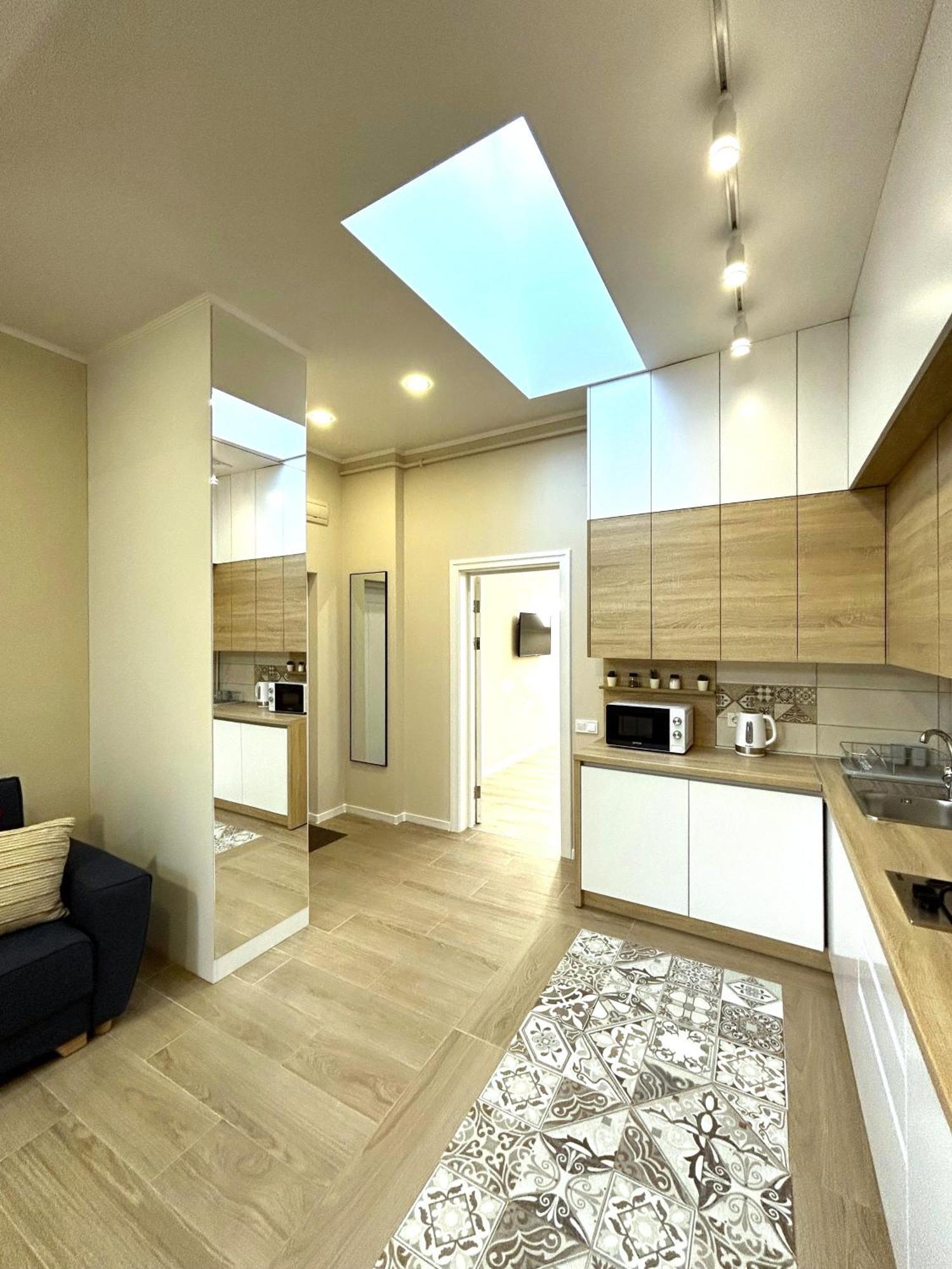 Modern Apartment In The City Center Лвив Екстериор снимка